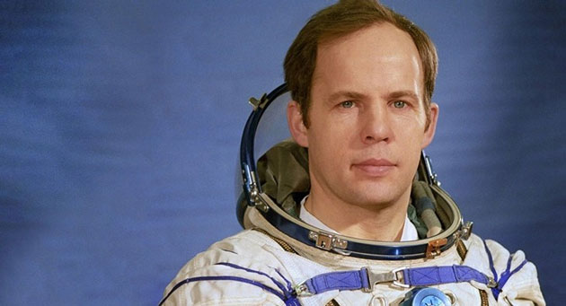 Phi hành gia người Nga Anatoly Ykovlevic Solovyev hiện nắm giữ kỷ lục về số lần đi bộ ra ngoài không gian nhiều nhất (16 lần) đồng thời cũng là người có tổng thời gian đi bộ ngoài không gian lâu nhất (82 giờ 22 phút).