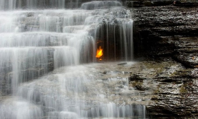 Thác Eternal Flame, khu bảo tồn Shale Creek, New York, Mỹ