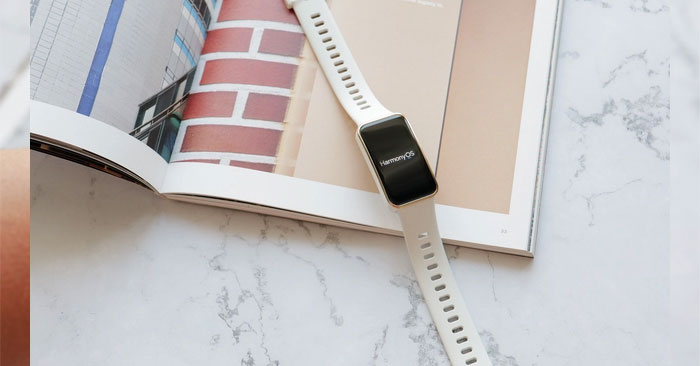 Máy được trang bị màn hình AMOLED