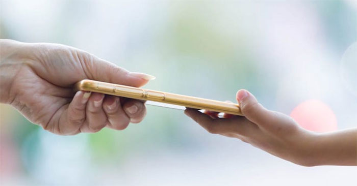 Vậy độ tuổi phù hợp để một đứa trẻ tiếp xúc và sử dụng smartphone là bao nhiêu?