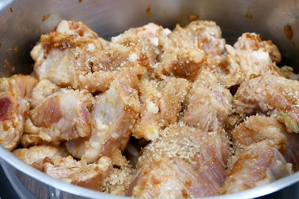 Uớp sườn với gia vị 