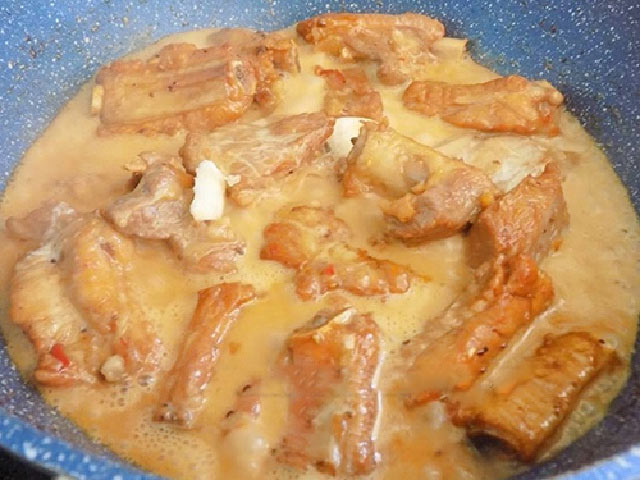 Đun sườn với nước dừa