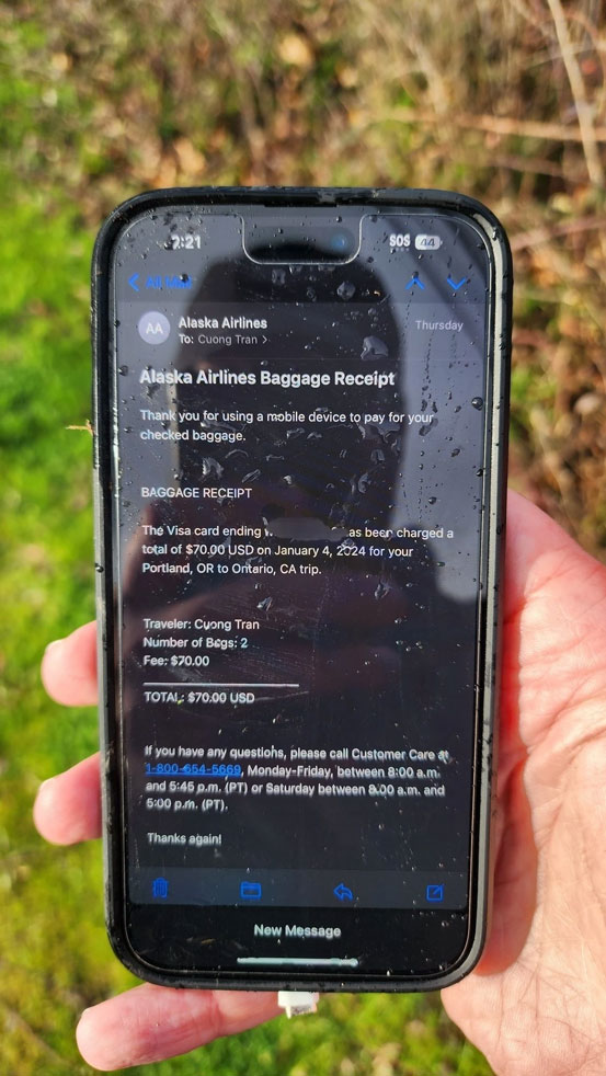 Chiếc iPhone còn nguyên sau khi rơi từ máy bay của Alaska Airlines vào ngày 5/1. Ảnh: @SeanSafyre/X.
