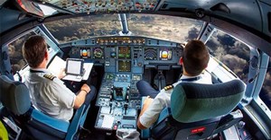 Phi công làm gì khi máy bay dùng hệ thống lái tự động?