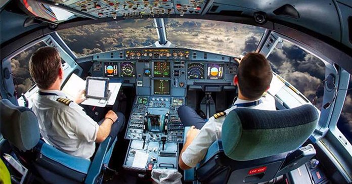 Phi công làm gì khi máy bay dùng hệ thống lái tự động?