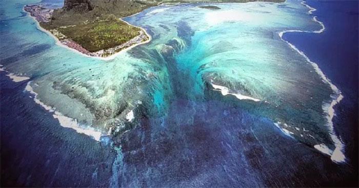 Thác nước dưới biển