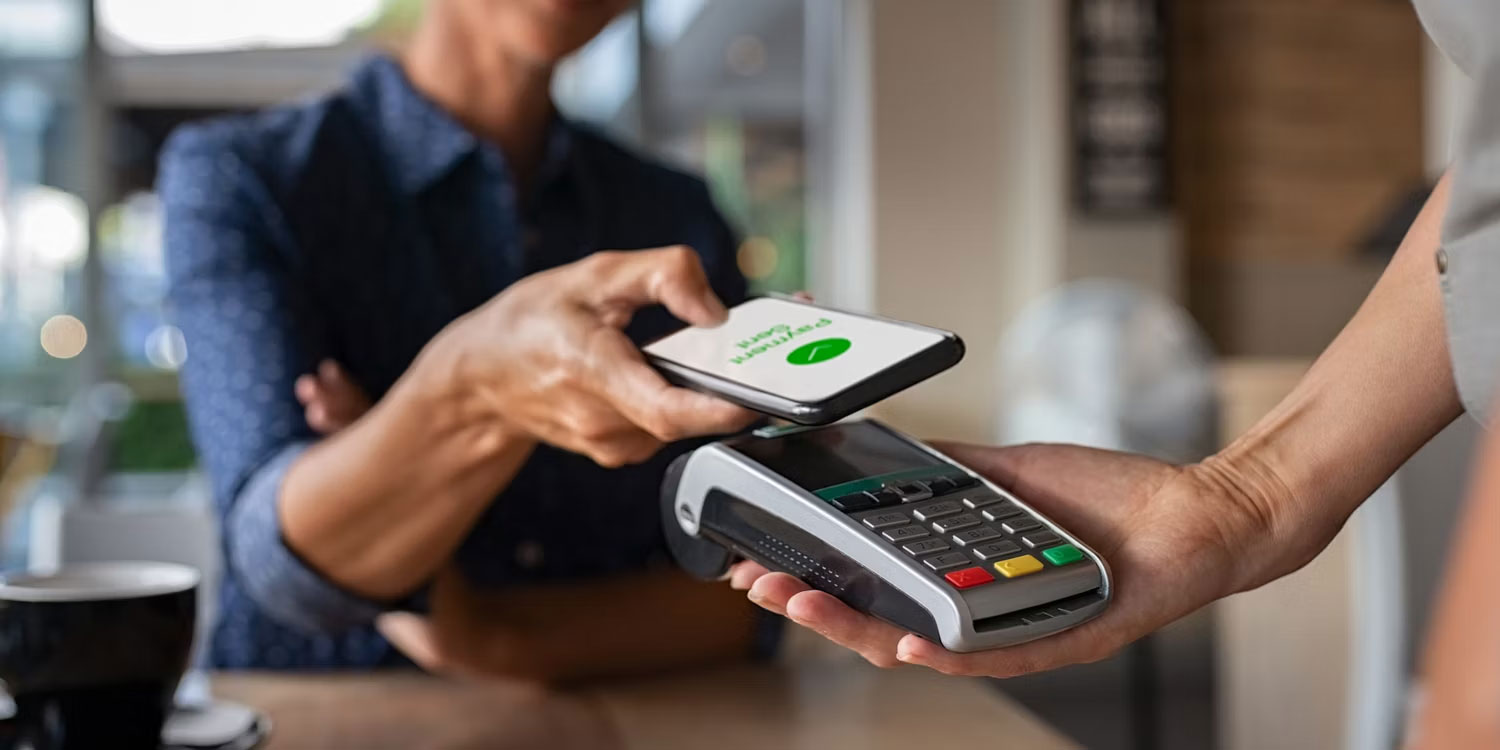 Sử dụng điện thoại thông minh NFC để thanh toán trong cửa hàng