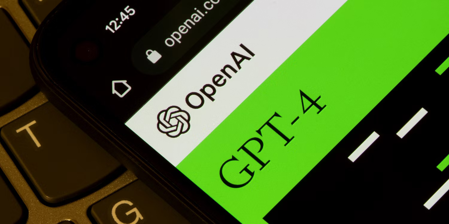 Logo GPT-4 trên màn hình điện thoại thông minh