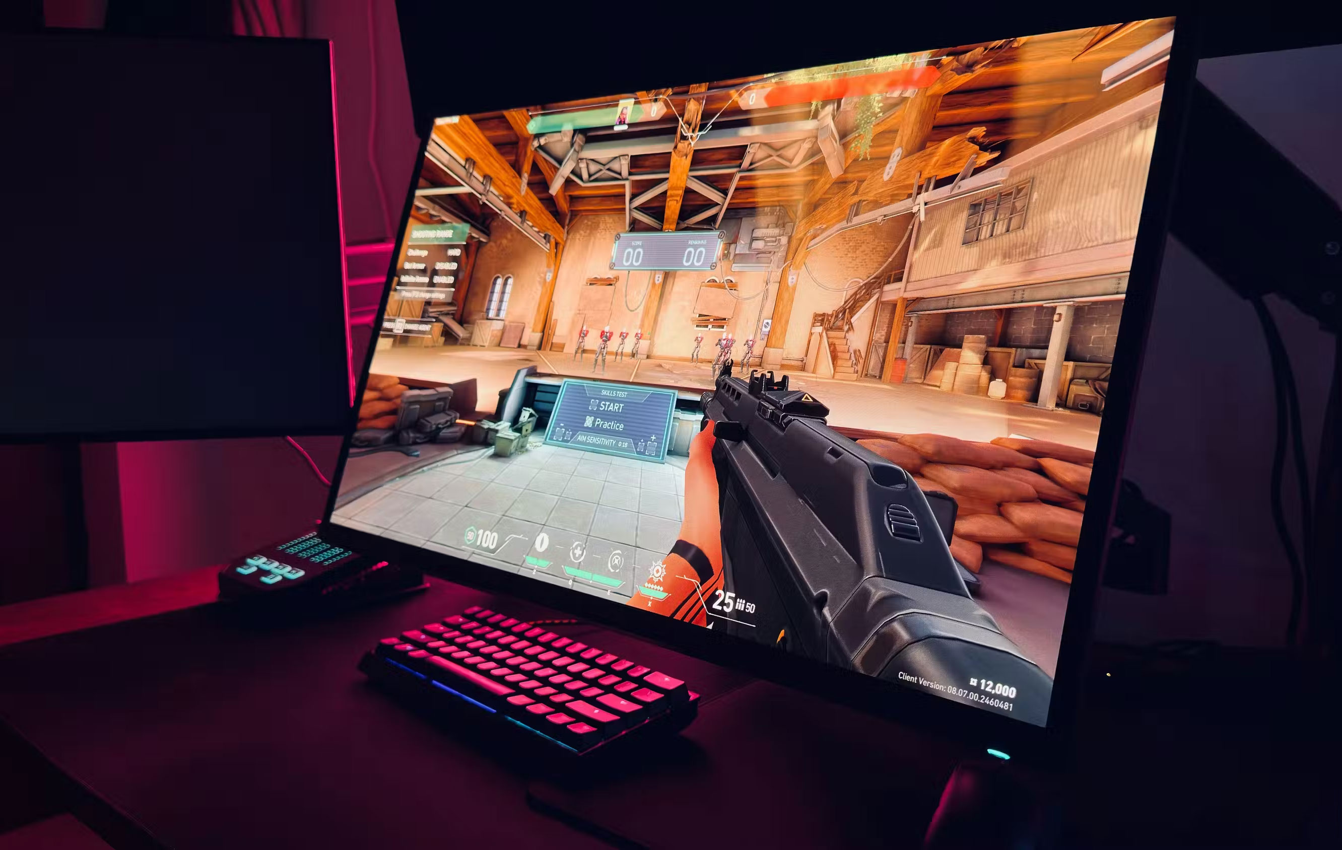 Game chạy trên màn hình OLED với bàn phím và chuột bên dưới