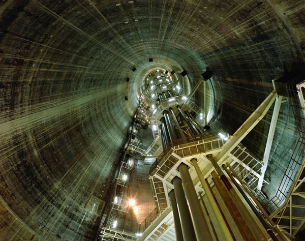 Thang máy được lắp đặt bên trong một ống trụ khổng lồ