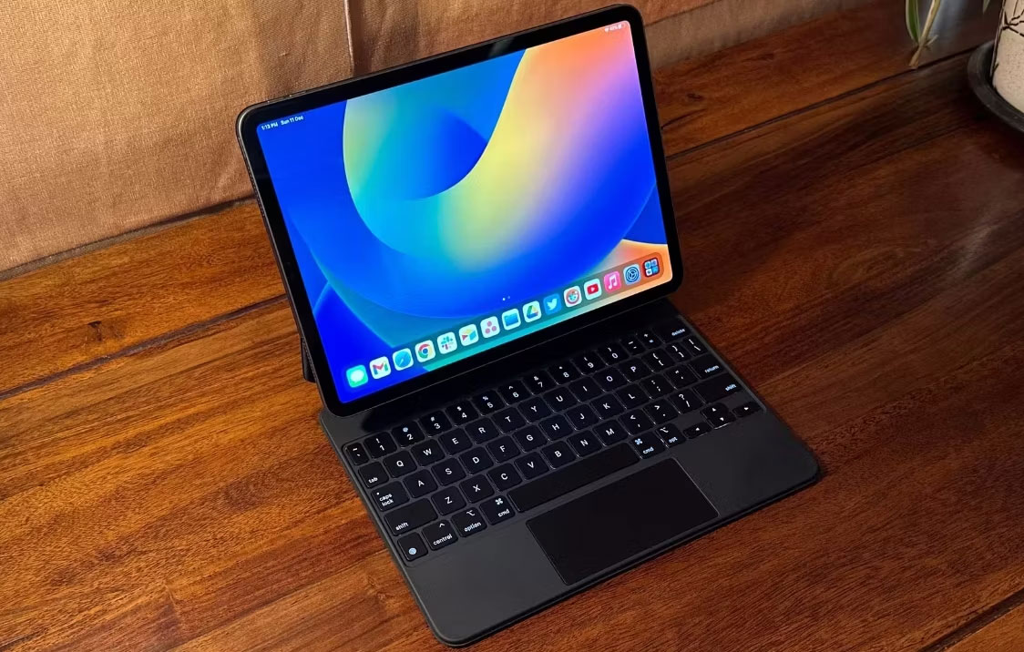 iPad Pro được kết nối với Magic Keyboard