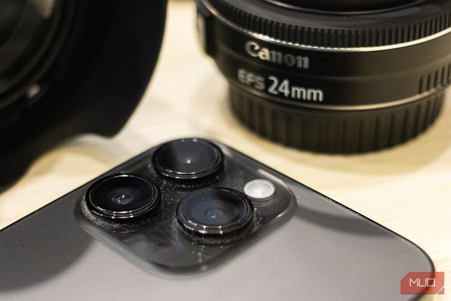 iPhone có ống kính camera