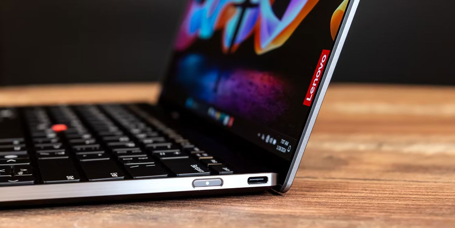 Các cổng kết nối ở cạnh bên của Lenovo Z13 Gen 2