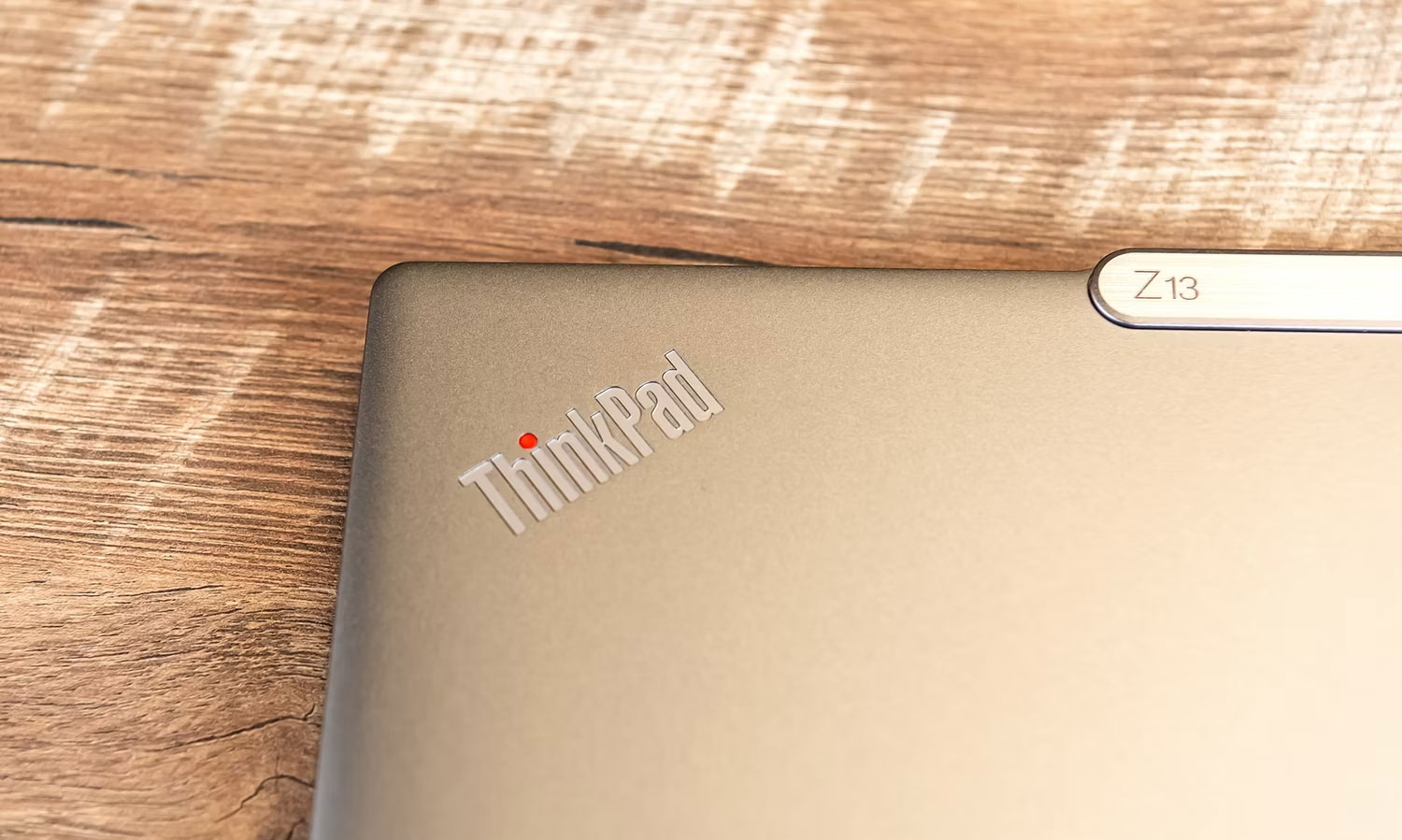 Logo ThinkPad trên Lenovo Z13 Gen 2