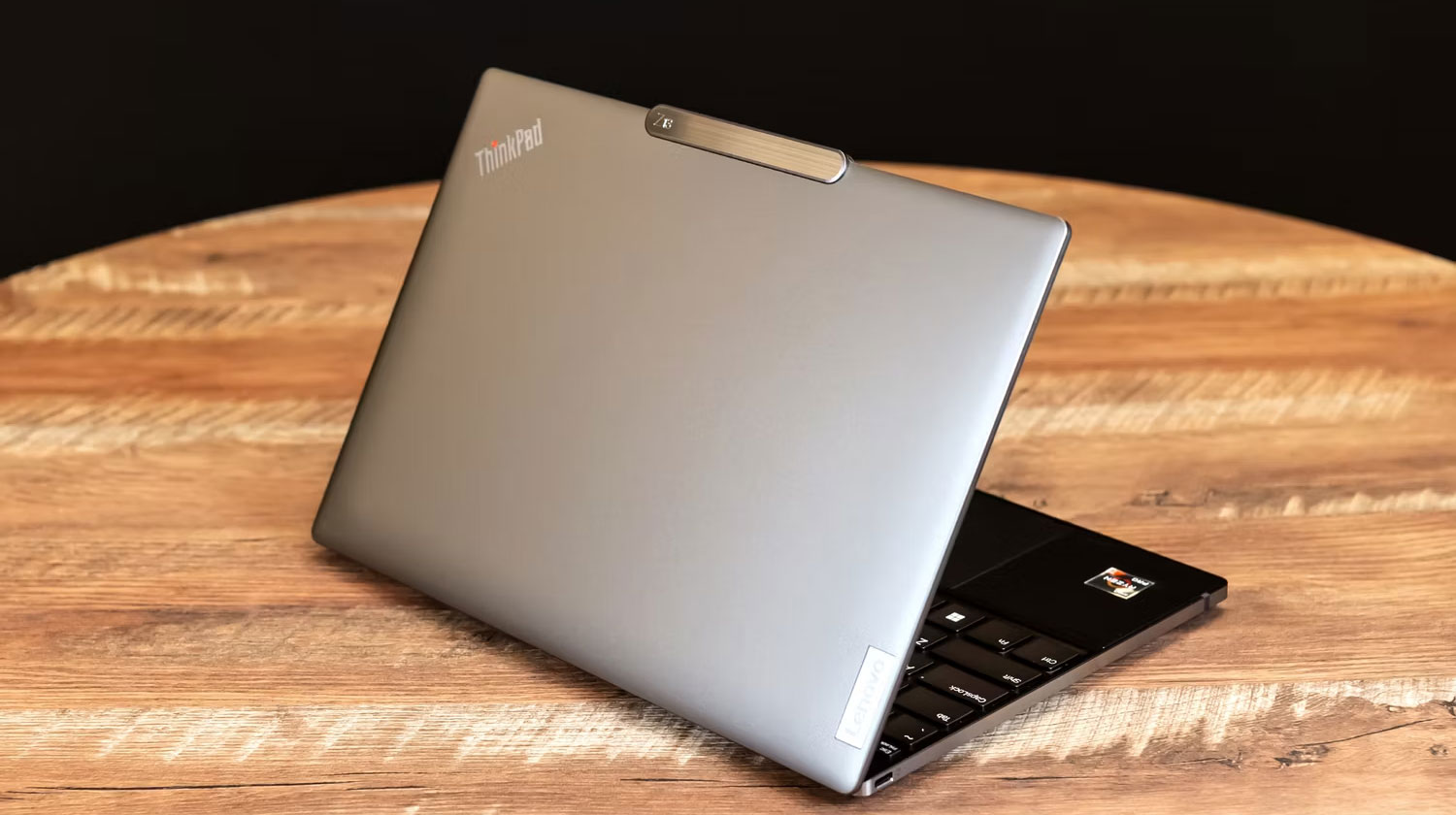 Góc nhìn phía sau của Lenovo Z13 Gen 2