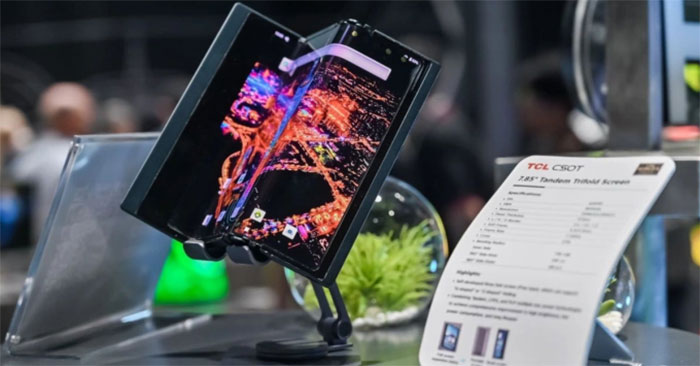 Smartphone gập ba. Ảnh: TCL