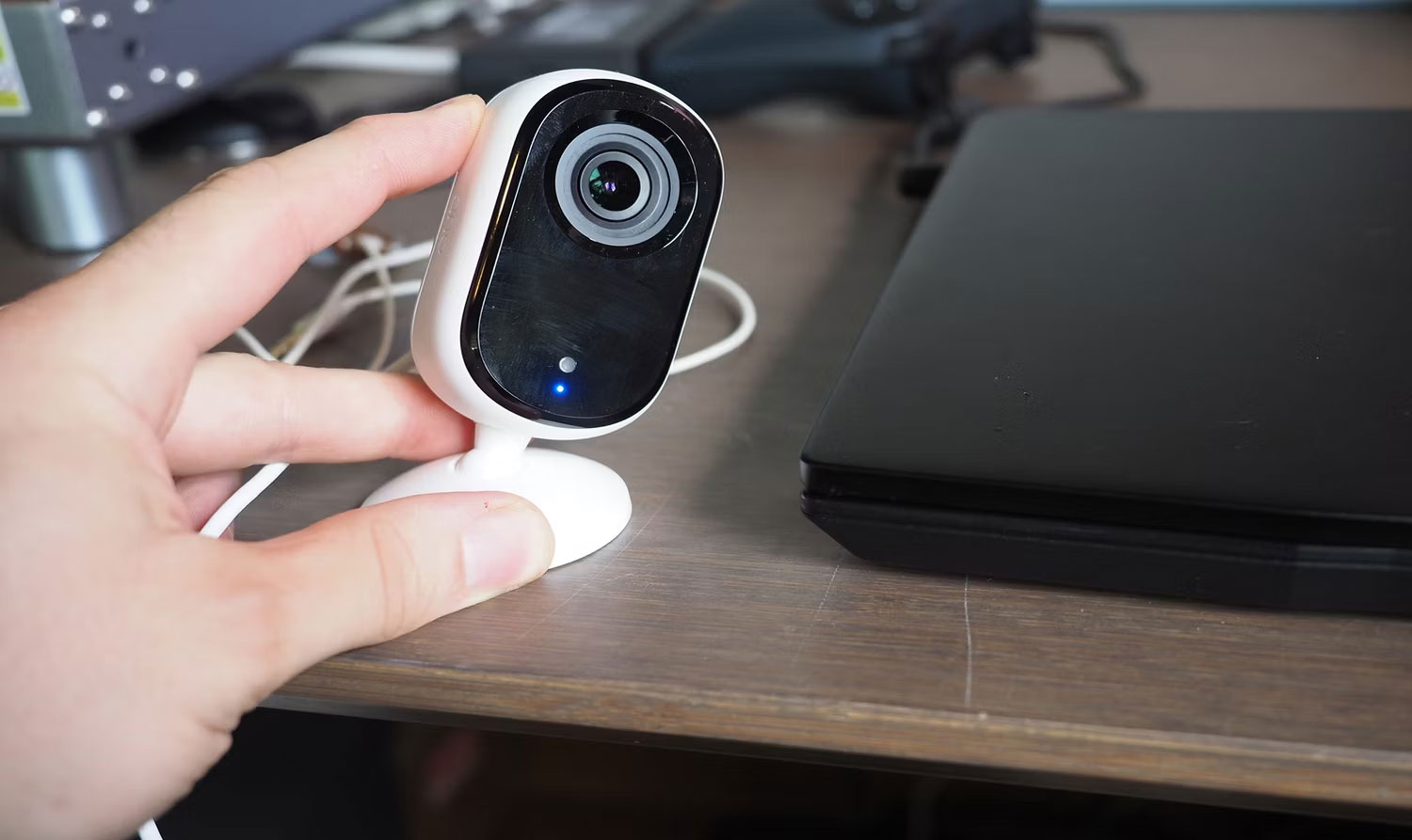 Chân đế có thể điều chỉnh camera trong nhà 