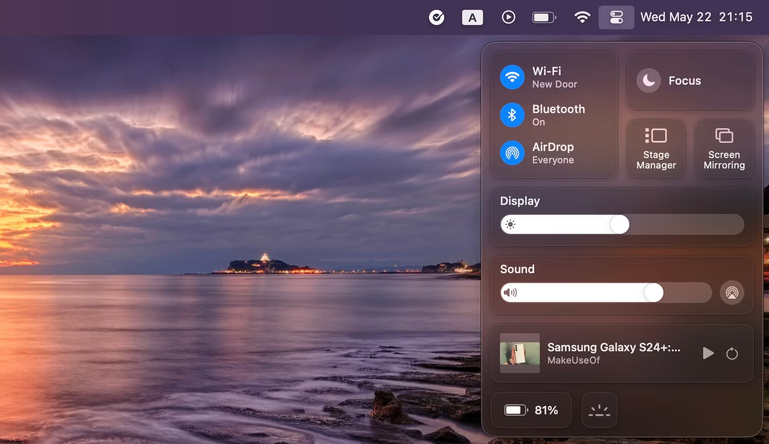 Nhấp vào nút Screen Mirroring trong Control Center trên macOS
