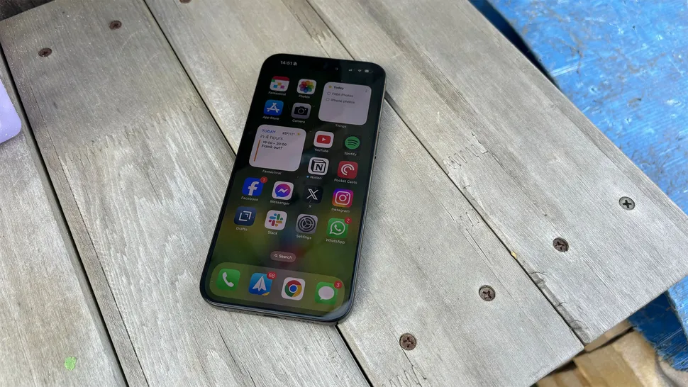 Màn hình OLED 6,7 inch với một notch ở phía trên