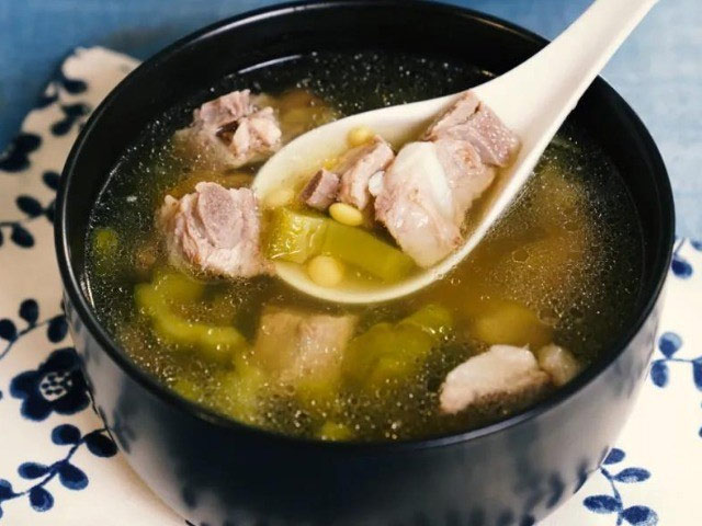 Canh sườn hầm mướp đắng