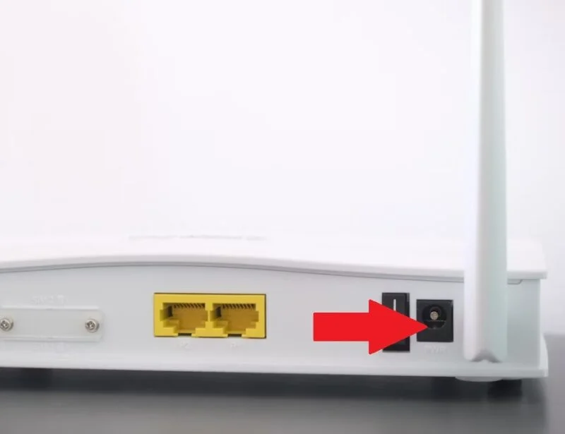 Nút reset ở mặt sau của router