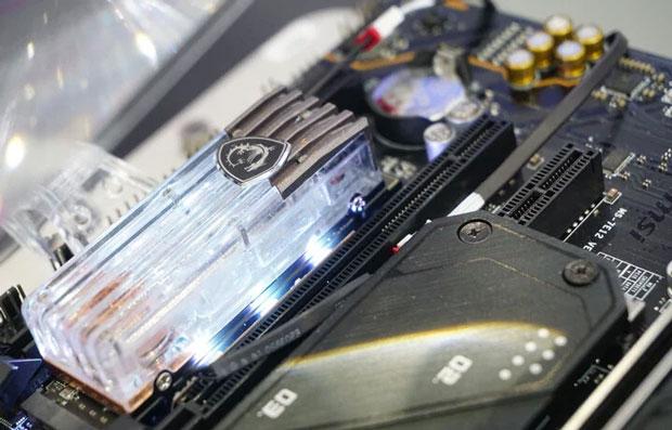 MSI đầu tư cho những đột phá từ sâu bên trong với buồng tản nhiệt không dùng kim loại dành cho SSD chuẩn M.2 đầu tiên trên thế giới, sử dụng khí và nước làm mát giúp giảm độ ồn khi hoạt động, giảm can nhiễu tín hiệu.
