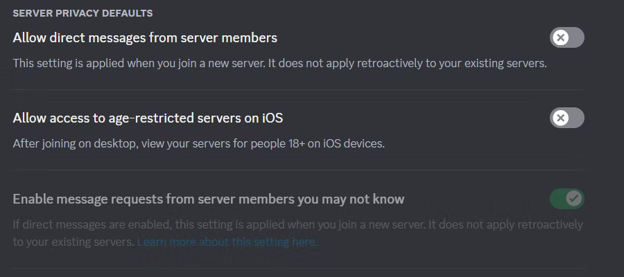 Phần Server Privacy Defaults của máy chủ ứng dụng desktop Discord.