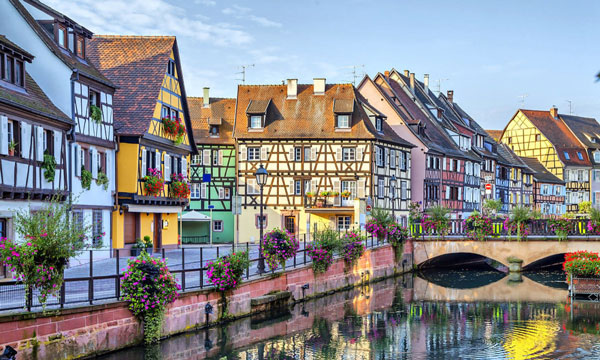 Colmar, khu phố cổ ở vùng biên giới Pháp đứng ở vị trí đầu tiên trong danh sách. Con đường này được nhận xét "là một trong những điểm đến quyến rũ nhất châu Âu" với "kiến trúc gỗ đầy màu sắc, chứa đựng nét thẩm mỹ của người Alsatian". Ảnh: Visit Alsace
