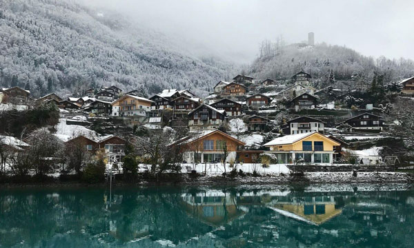 Brienz của Thụy Sĩ với nhiều ngôi nhà gỗ từ thế kỷ XVIII, bên cửa sổ có những cây hoa đầy màu sắc, xếp ở vị trí thứ hai. Ảnh: Expedia