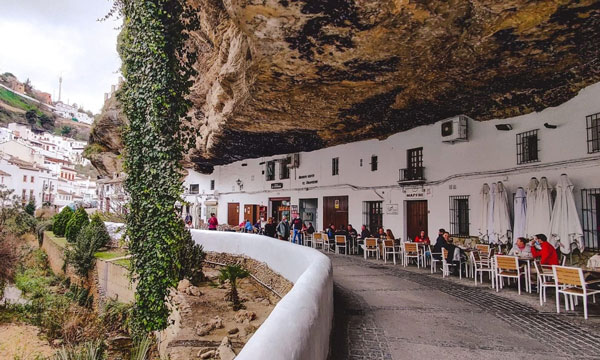 Setenil de las Bodegas là một thị trấn nhỏ với khoảng 3.000 người ở miền nam Tây Ban Nha, ngay giữa Seville và Málaga, xếp thứ ba trong danh sách.Thị trấn này nổi bật với những ngôi nhà quét vôi trắng, đường đi được xây liền với vách đá, tạo nên lối kiến trúc độc nhất. Ảnh: The Orange Backpack