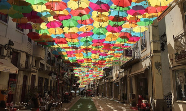 Águeda của Bồ Đào Nha với con đường che ô được làm từ năm 2011, xếp thứ tư. Ảnh: Expedia