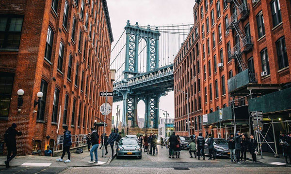 Con đường lát đá cuội tại khu Dumbo ấn tượng với những tòa nhà đối xứng nhau ở hai bên phố Washington. Ảnh: Earth Trekkers