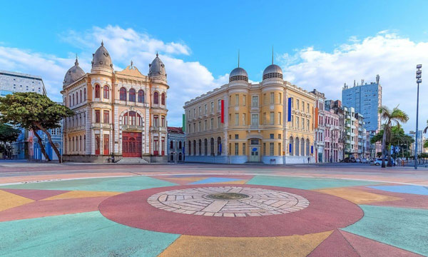 Con đường Rua do Bom Jesu ở Recife của Brazil với màu sắc rực rỡ bên những hàng cọ cao vút xếp ở vị trí thứ 6. Ảnh: Visit Brasil
