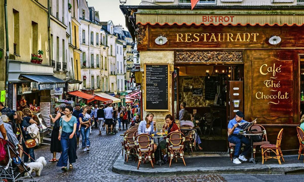 Con phố Montmartre ở Paris xếp thứ 7. Đây từng là nơi sinh sống của nhiều tên tuổi trong lĩnh vực nghệ thuật như Pierre-Auguste Renoir, Pablo Picasso. Con phố là một trong những nơi hấp dẫn nhất Paris với nhiều cửa hàng sang trọng. Ảnh: LA Times