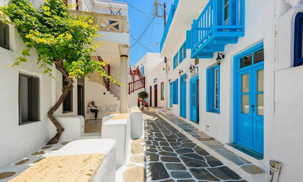 Các con đường ở Mykonos của Hy Lạp được tờ AD nhận xét "thật khó để không choáng ngợp trước vẻ đẹp này", xếp thứ 8. Phần lớn các con đường ở Mykonos được lát đá cuội, uốn lượn bên những căn nhà được sơn màu trắng, cửa xanh nổi bật.