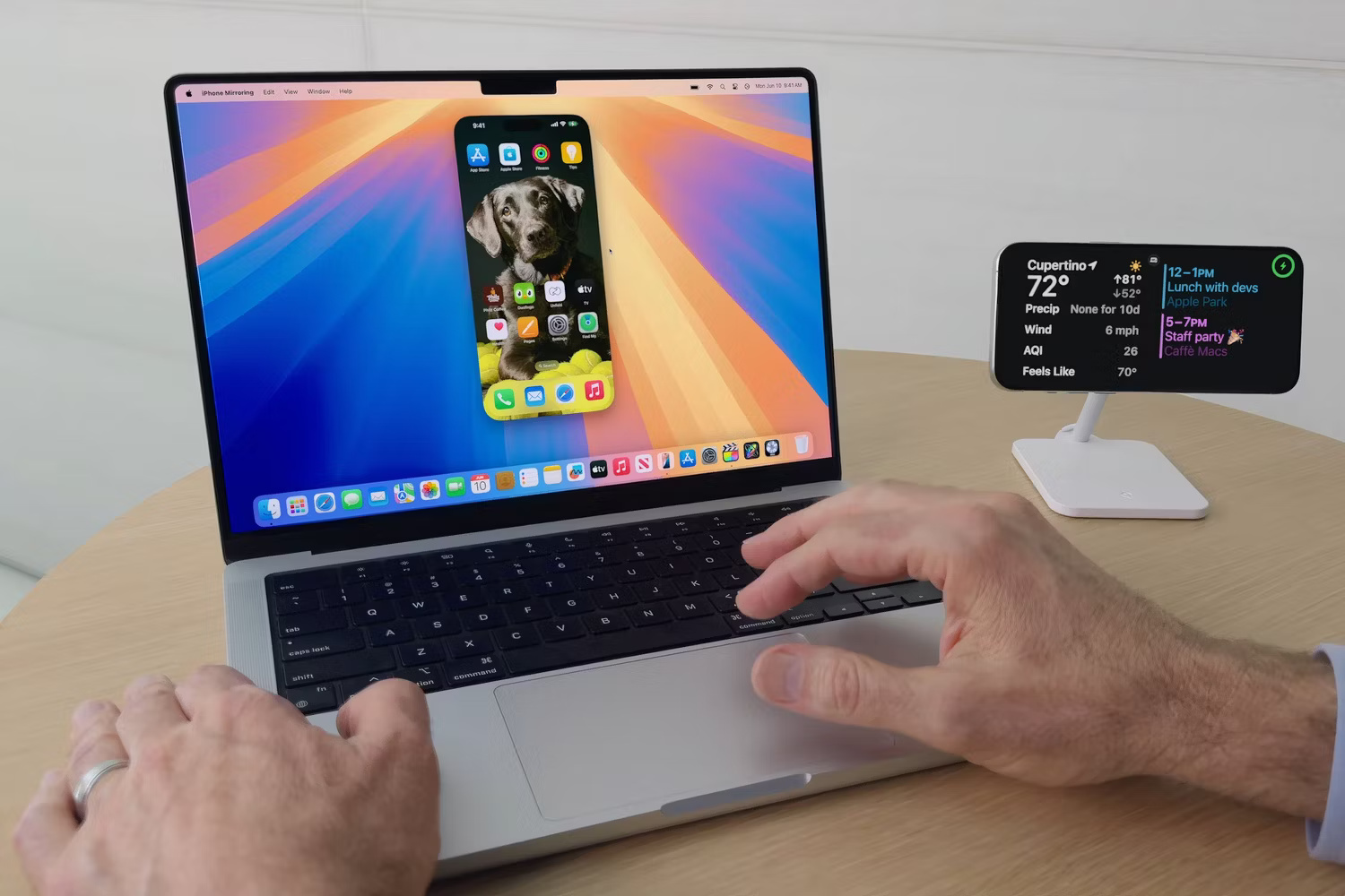 MacBook Pro chạy macOS Sequoia với tính năng iPhone Mirroring