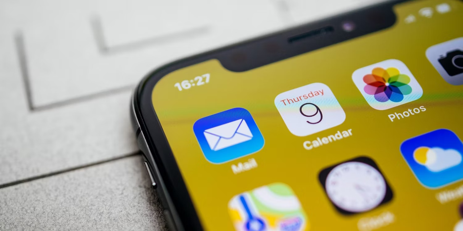 Màn hình chính của iPhone 11 với ứng dụng Lịch hiển thị