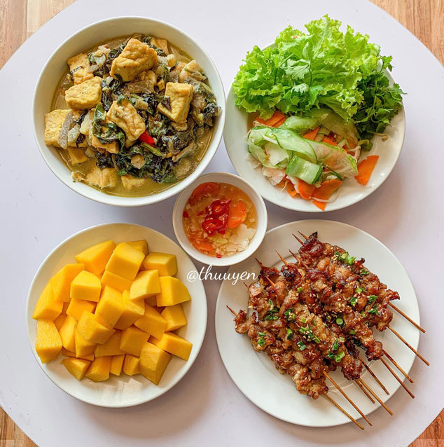 Thực đơn 12: Riêu cua, măng xào thịt bò, su su luộc, dứa.