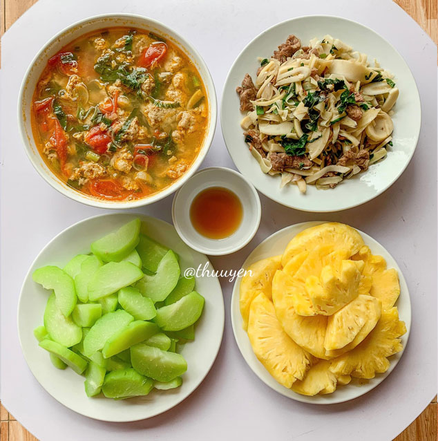 Thực đơn 13: Canh khoai tây, thịt bò xào khế, rau củ chua ngọt, cam.