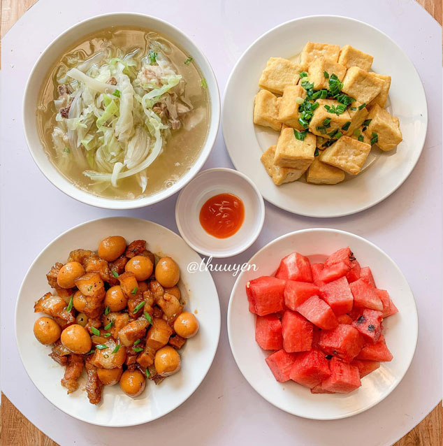 Thực đơn 14: Canh súp lơ, thịt nướng sa tế, dưa hấu, su su xào tỏi.