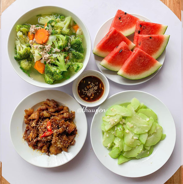 Thực đơn 15: Canh cua, đậu nhồi thịt sốt cà, giá xào thịt, bưởi.