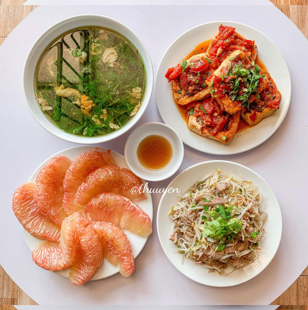 Thực đơn 16: Canh giá thịt băm, cá kho, bí luộc, thanh long đỏ.