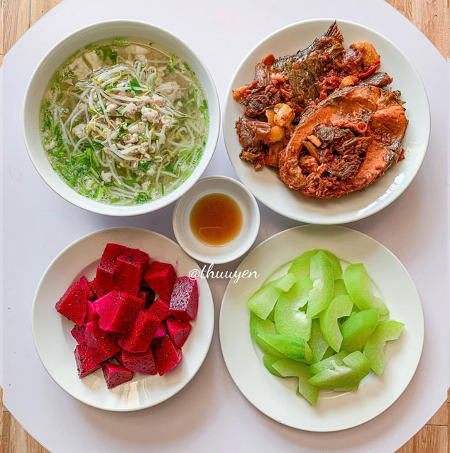 Thực đơn 17: Canh ngao mùng tơi, măng xào tóp mỡ, cánh gà sốt cam mật ong, mận.