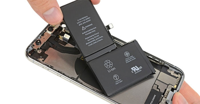 Pin bên trong một mẫu iPhone. Ảnh: iFixit