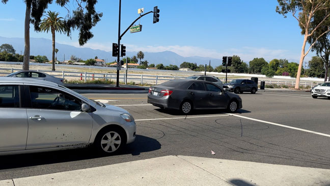 Khi không có xe, các vòng này luôn phát ra một từ trường ổn định