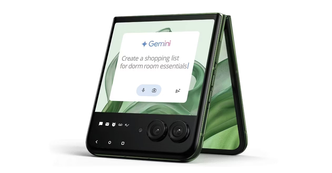 Moto Razr+ 2024 hiển thị Google Gemini trên màn hình