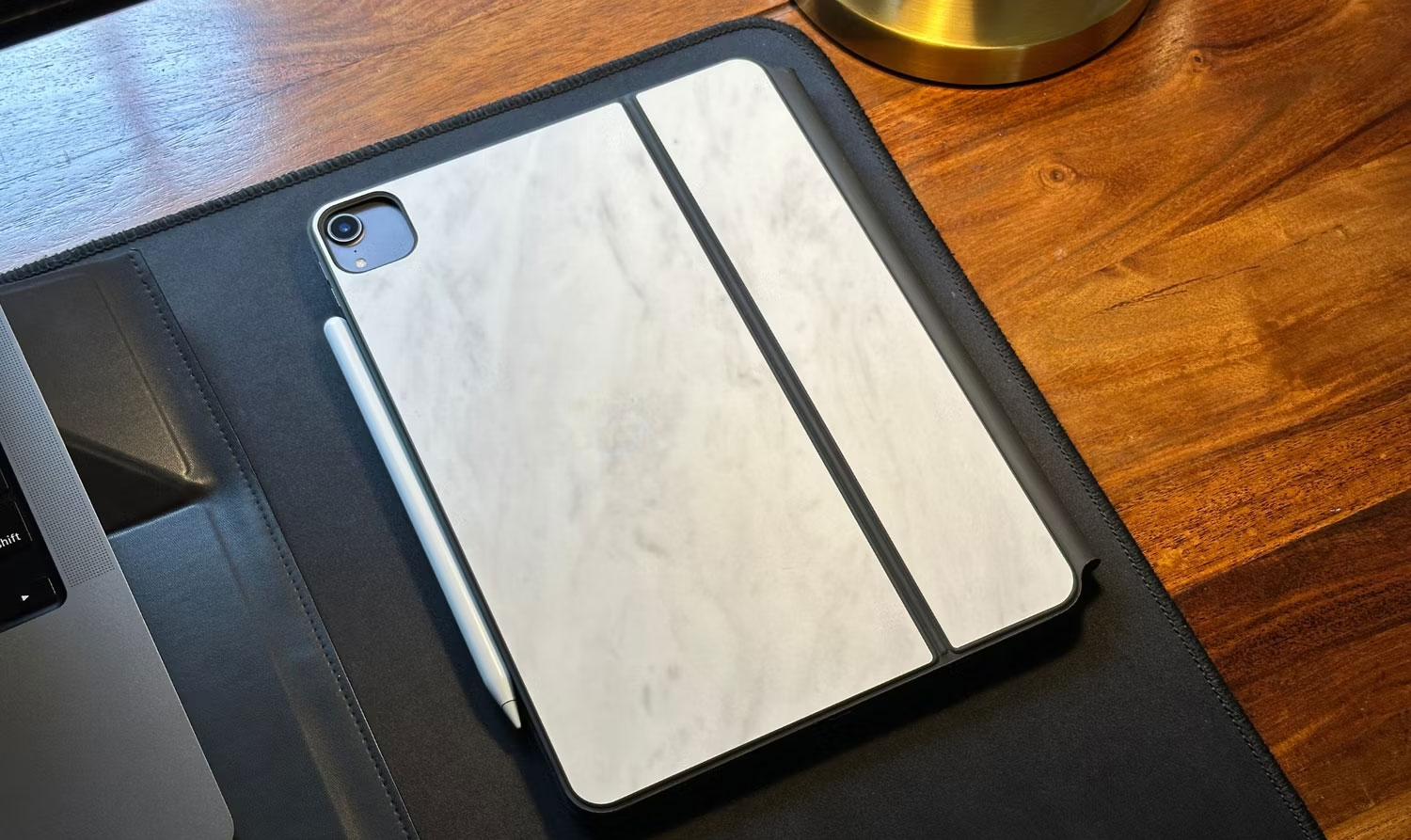 iPad Pro trong case Magic Keyboard 