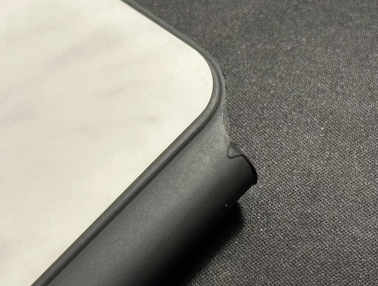 Case Magic Keyboard iPad Pro bị sờn ở cạnh