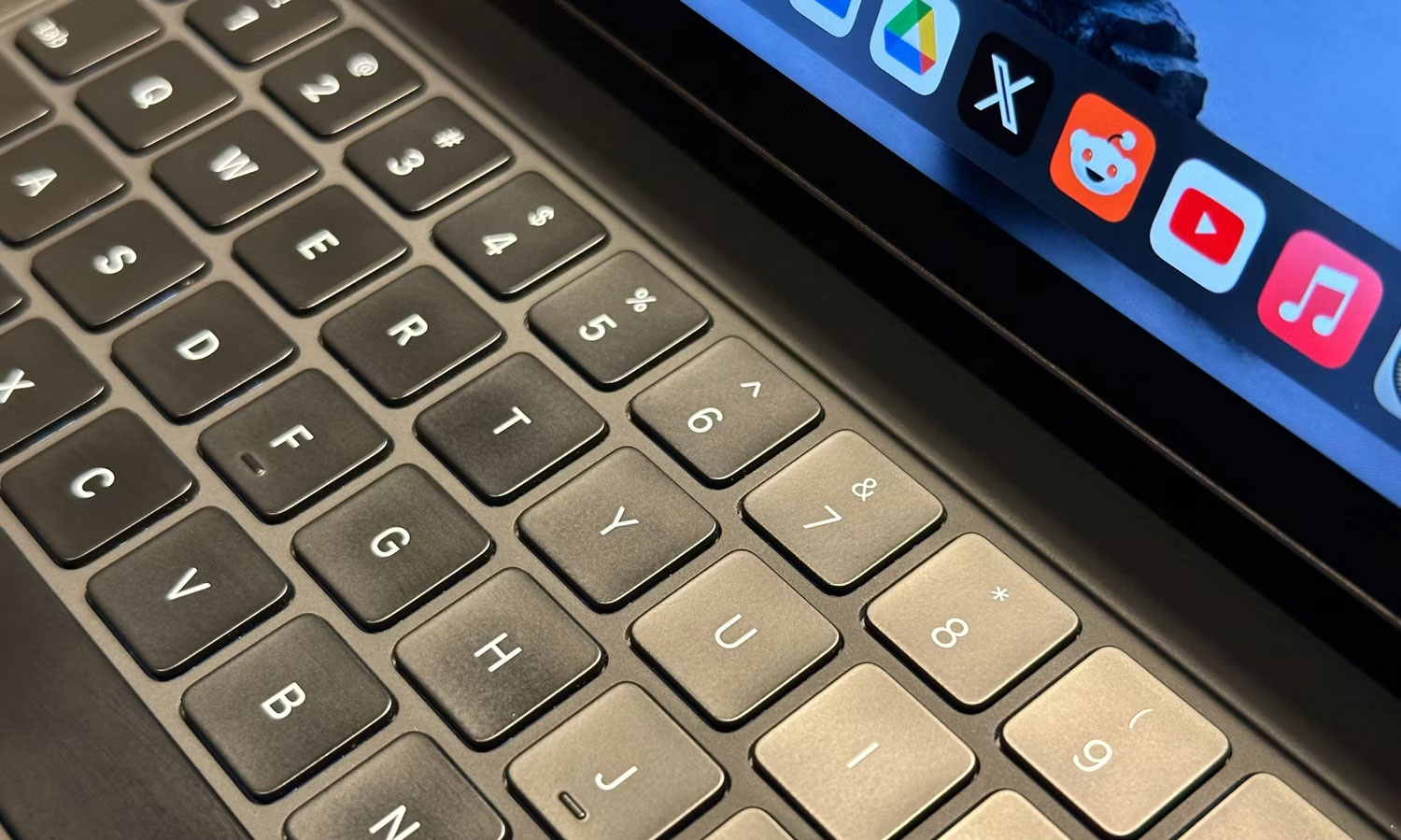 Các phím trên Magic Keyboard cho iPad Pro