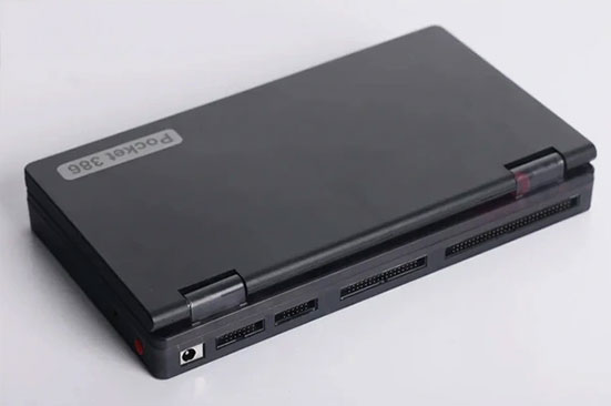 Pocket 386 ban đầu sẽ được cài đặt sẵn Windows 3.11, nhưng có thể nâng cấp hệ thống lên Windows 95.